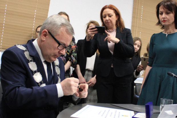 Przed radą miejską Nowej Soli ślubowanie złożył nowy prezydent tego miasta Jacek Milewski (fot. UM Nowa Sól)