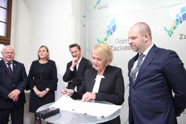 Dzisiaj 13 stycznia 2020 doszło do podpisania umowy na wykonanie tras rowerowych pomiędzy Międzyzdrojami a Skoszewem (Fot. UMWZ)