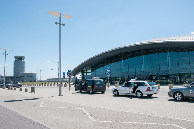 Na terminalu lotniska w podrzeszowskiej Jasionce rozbudowane zostaną stoiska dla podróżnych (Fot. Shutterstock.com)