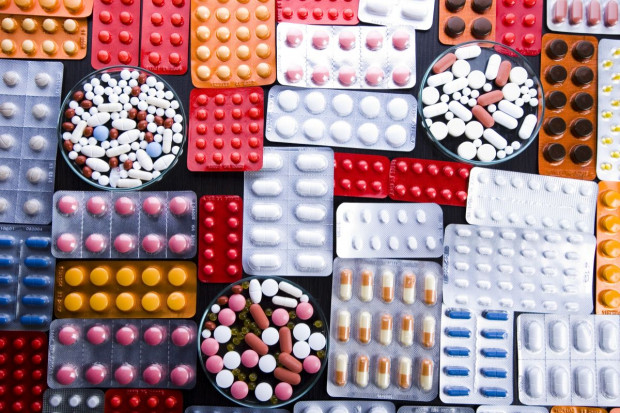 Dzięki refundacji pacjenci mogą kupić taniej leki. (Fot. Fotolia)