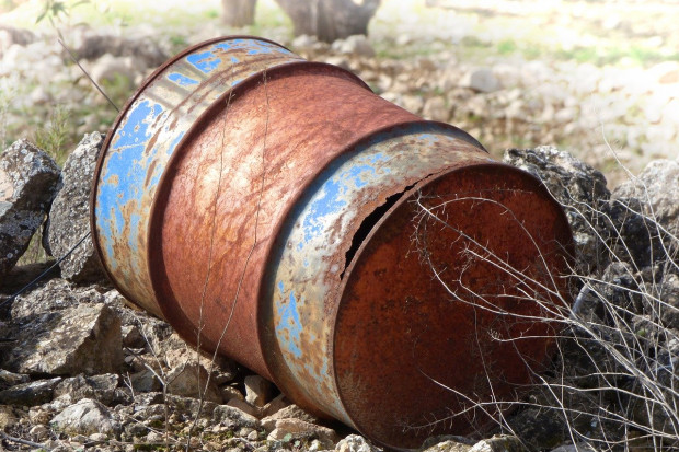 Władze Gorlic podpisały umowę z firmą, która zajmie się wywozem i utylizacją niebezpiecznych odpadów z terenu byłej rafinerii (fot. Pixabay)