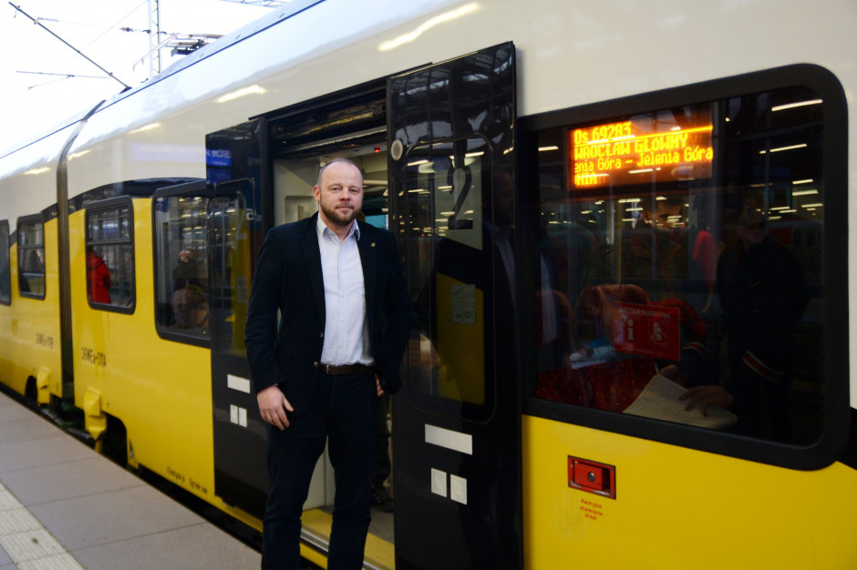 Nie ma żadnego powodu, aby linie, które są przeznaczone tylko na lokalne potrzeby, były zarządzane centralnie - argumentuje radny Patryk Wild. (fot. UMWD) Nie ma żadnego powodu, aby linie, które są przeznaczone tylko na lokalne potrzeby, były zarządzane centralnie - argumentuje radny Patryk Wild. (fot. UMWD)
