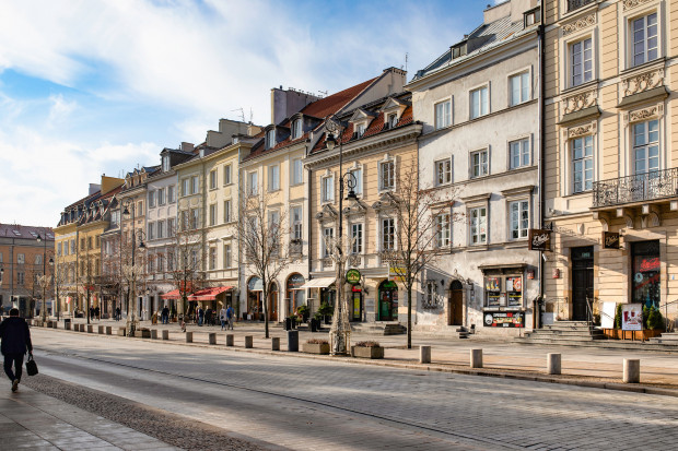 Krakowskie Przedmieście w Warszawie to jedna z najbardziej historycznych ulic w polskich miastach (fot. Szymon Mucha / Shutterstock.com)