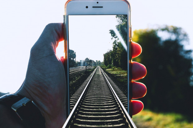 Gdy pociąg będzie opóźniony przyjdzie informacja sms-em lub na maila (fot. pixabay)