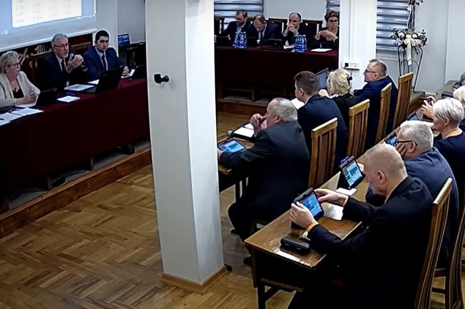 Mieszkanie nie mógł zabrać głosu podczas sesji rady miejskiej w Kętach(fot. Youtube) Mieszkanie nie mógł zabrać głosu podczas sesji rady miejskiej w Kętach(fot. Youtube)