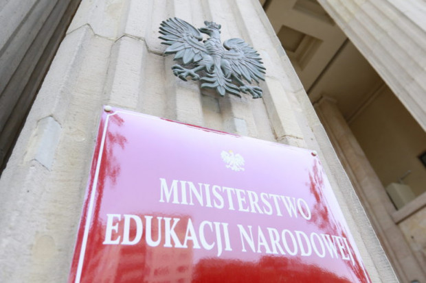 Programy nauczania i podręczniki muszą być zgodne z podstawą, a nauczyciel ma obowiązek realizacji wszystkich treści w niej zawartych (fot.men.gov.pl)