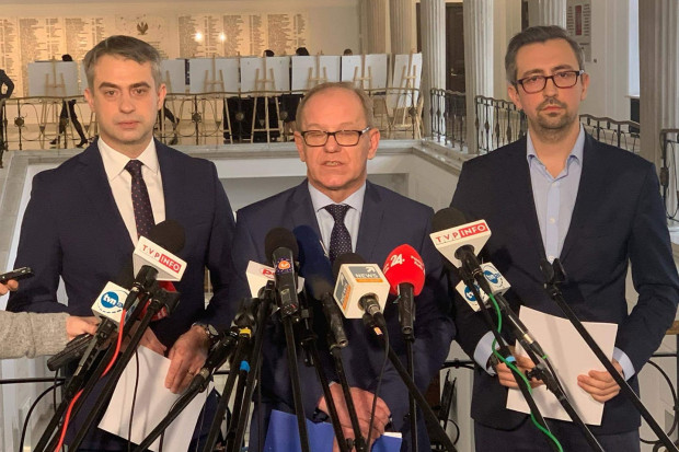 Konferencja prasowa Lewicy ws. PBS (fot. facebook.com/WieslawBuzPoselRP)