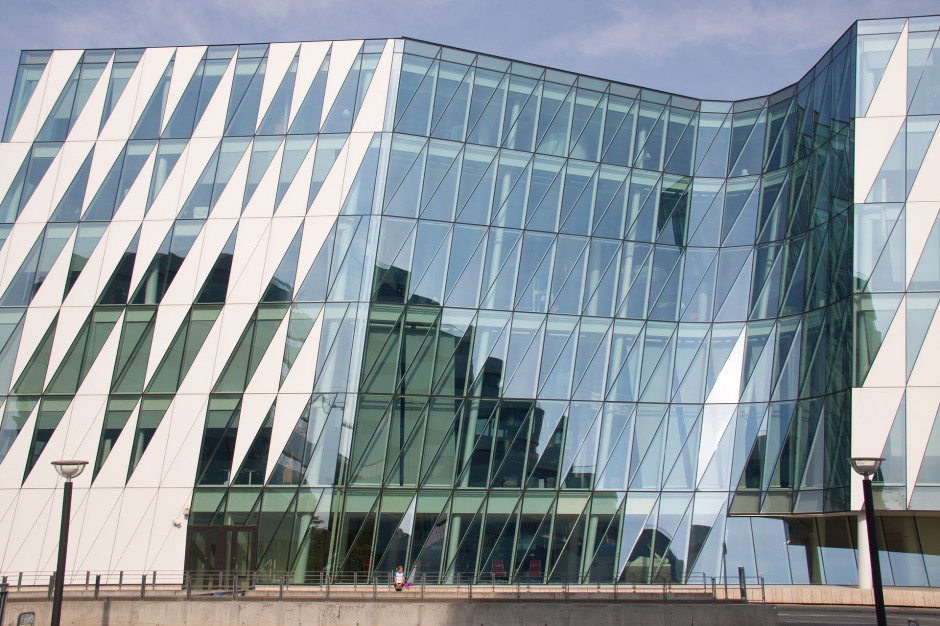 Coraz popularniejsza architektura ze szkła stanowi dla ptaków śmiertelną pułapkę (fot. pixabay)