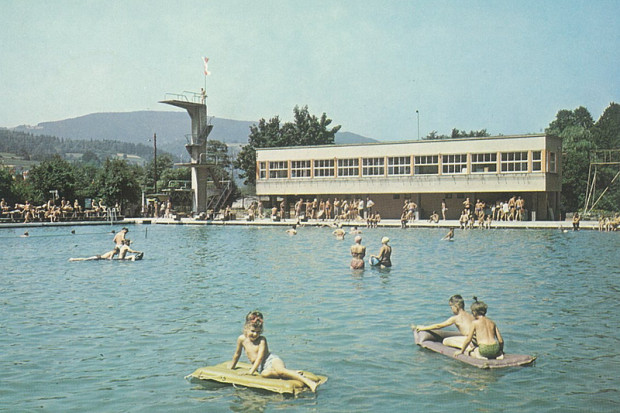 Park kąpielowy w Wiśle został wybudowany w latach 1931-1935. Utrzymany jest w stylistyce modernistycznej (fot. UMWisła)