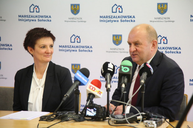 Dyrektor Agnieszka Okupniak i marszałek Andrzej Buła na konferencji prasowej poświęconej MIS (Fot. UMWO)