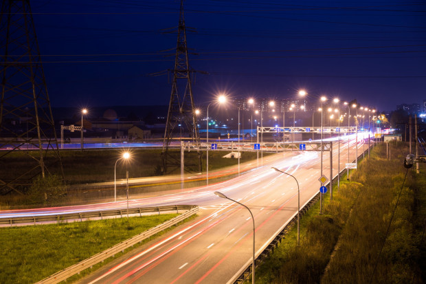 Rzeszów zapowiada sukcesywną modernizację miejskiego oświetlenia na energooszędne, oparte na technologi LED (fot. Shutterstock)