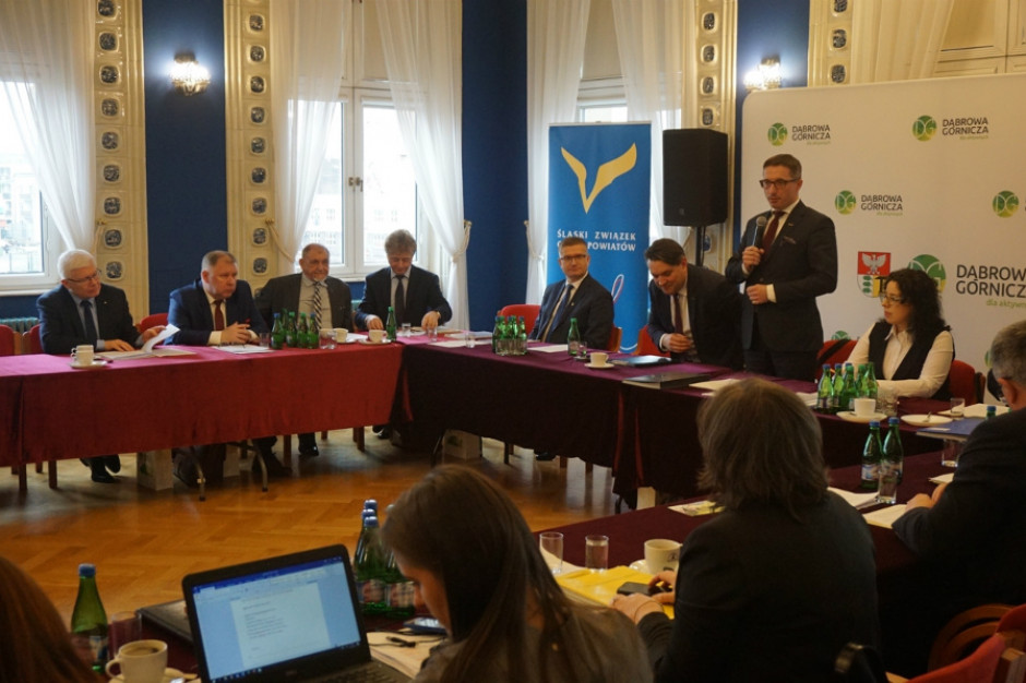 Strona samorządową i parlamentarna wspólnie uzgodniły, że takie spotkania powinny stać się regułą (fot. UM Częstochowa) Strona samorządową i parlamentarna wspólnie uzgodniły, że takie spotkania powinny stać się regułą (fot. UM Częstochowa)