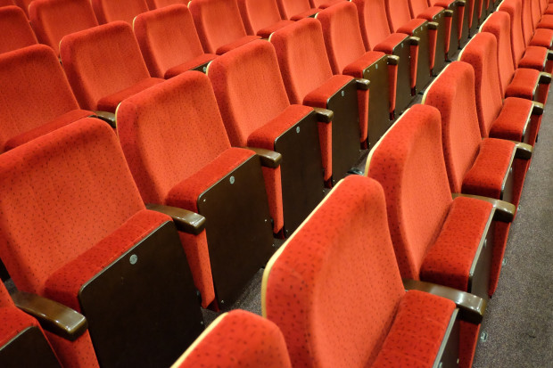 Widownie w teatrach będą mogły zapełniać się najwyżej w połowie (fot. pixabay.com)
