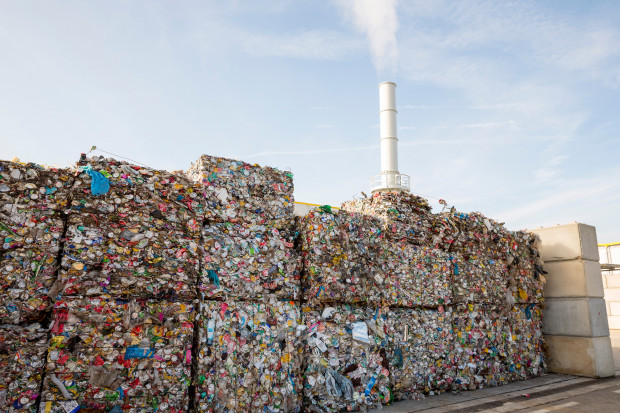 Gminy szukają pomysłów na zagospodarowanie odpadów. (fot. shutterstock)
