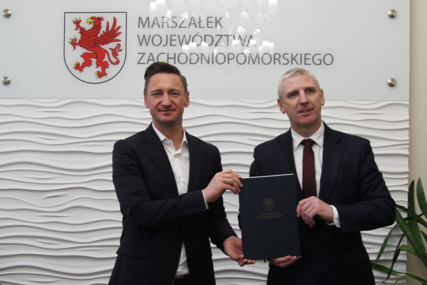 Podpisanie umowy na zdjęciu marszałek Olgierd Geblewicz i burmistrz Stanisław Kuryłło (fot. umwz)