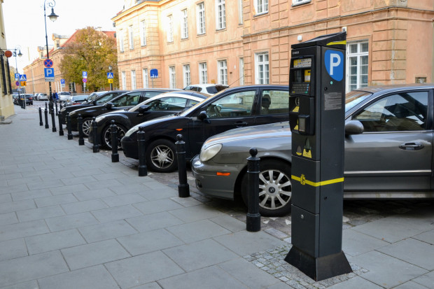 Spór między wojewodą a radą miasta dotyczy powiększenia strefy płatnego parkowania w Warszawie fot. Shutterstock