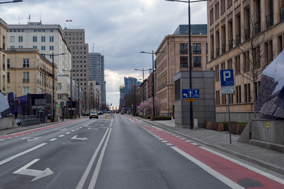 Warszawa zanotowała w lutym wzrost przeciętnego zatrudnienia. Związana z koronawirusem sytuacja przyniesie jego spadek. Na zdjęciu pusta Świętokrzyska (fot. Beata Tabak/Shutterstock) Warszawa zanotowała w lutym wzrost przeciętnego zatrudnienia. Związana z koronawirusem sytuacja przyniesie jego spadek. Na zdjęciu pusta Świętokrzyska (fot. Beata Tabak/Shutterstock)