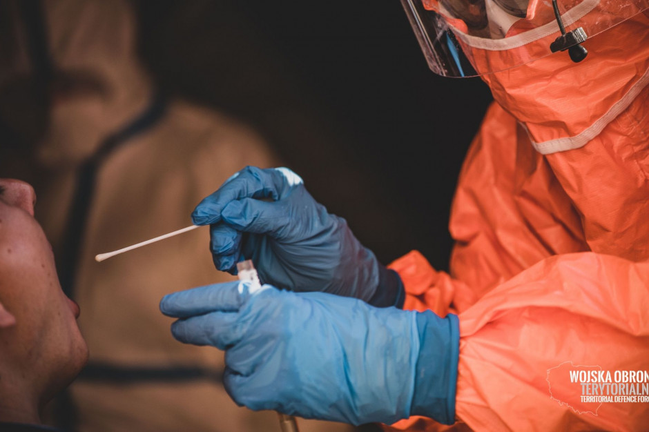 Według szacunków liczba wykonywanych testów na SARS-coV-2 zwiększa się "w ujęciu dziennym o 60 proc. tydzień do tygodnia" (fot. WOT) Według szacunków liczba wykonywanych testów na SARS-coV-2 zwiększa się "w ujęciu dziennym o 60 proc. tydzień do tygodnia" (fot. WOT)