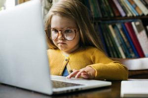 Prawie 4,3 mln zł trafiło do małopolskich gmin na zakup komputerów i laptopów dla dzieci byłych pracowników PGR-ów (Fot. Shutterstock.com)