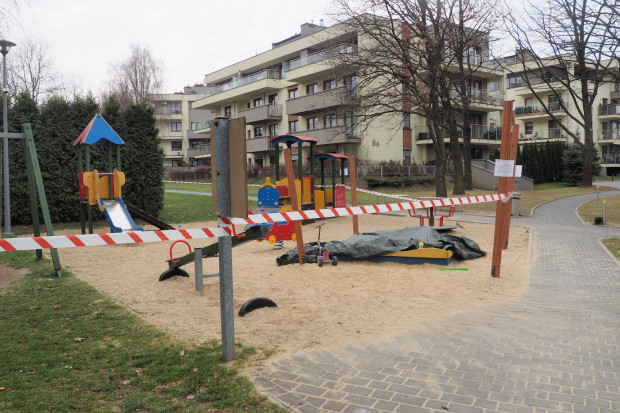 Zamknięty plac zabaw na jednym z krakowskich osiedli (fot. Olga Madlewska / Shutterstock.com)