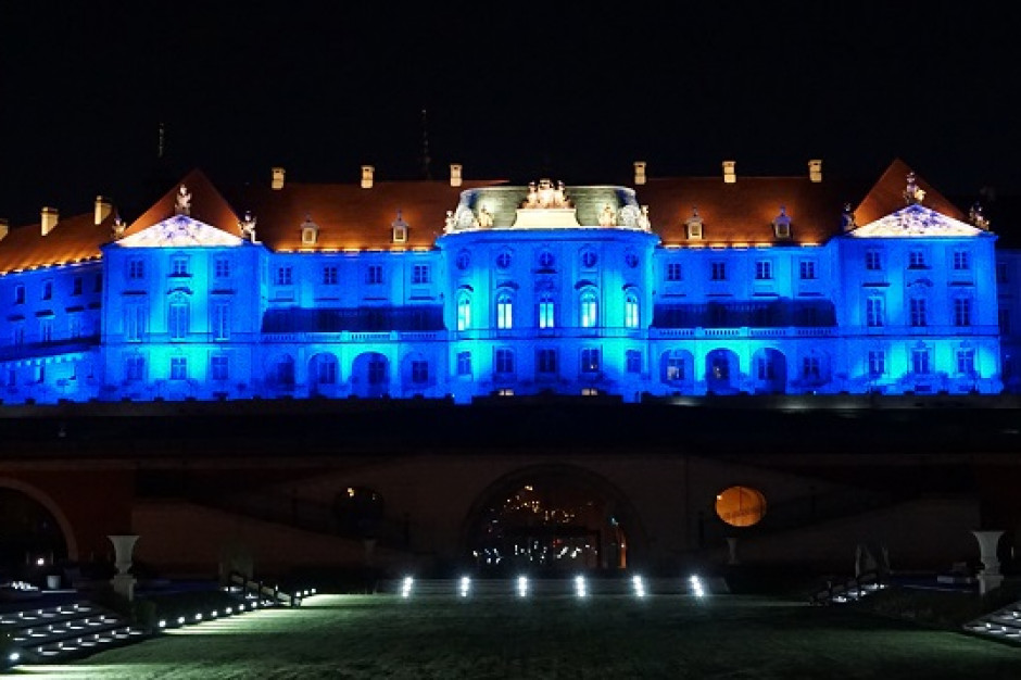 Na niebiesko podświetlone są także fasady Zamku Królewskiego w Warszawie (fot. Zamek Królewski w Warszawie FB)