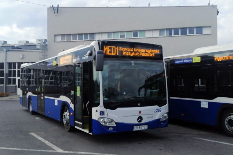 10 specjalnych autobusów wozi od 6 kwietnia tylko pracowników krakowskich szpitali. (Fot. UM Kraków)