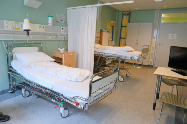 Przebywającymi w izolatoriach pacjentami zajmować się będzie personel szpitalny (fot. Julie Viken Pexels)