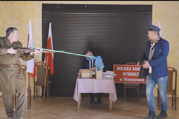 Burmistrz Wieruszowa Rafał Przybył nagrał kolejne ironiczne wideo (fot. Youtube)
