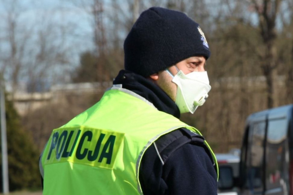 Policjanci sprawdzają także, czy Polacy noszą maseczki, gdzie jest to wymagane, w tym m.in. w komunikacji miejskiej czy pomieszczeniach zamkniętych. (Fot. lubuska policja) Policjanci sprawdzają także, czy Polacy noszą maseczki, gdzie jest to wymagane, w tym m.in. w komunikacji miejskiej czy pomieszczeniach zamkniętych. (Fot. lubuska policja)