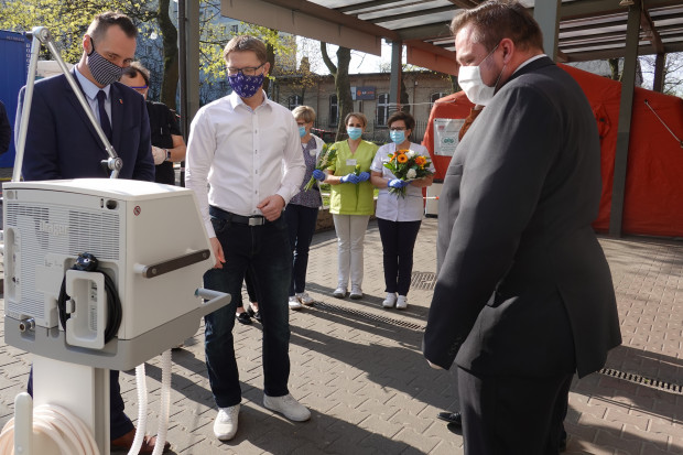 Przekazanie respiratora odbyło się 17 kwietnia 2020 r. przed szpitalem (Fot. UM Świętochłowice)