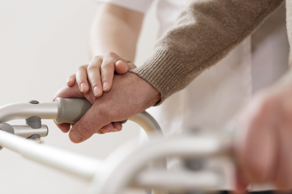 Dzięki kieszonkowemu alarmowi seniorzy będą mogli poczuć się bezpieczniej. (Fot. Shutterstock)