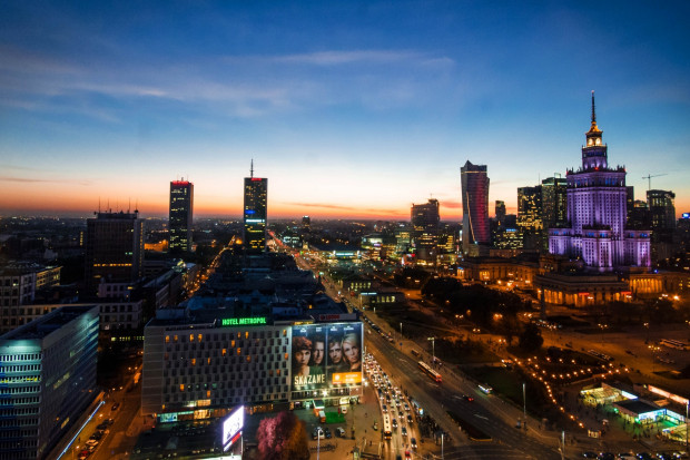 W Warszawie ciemniej nie będzie. Władze miasta nie mają zamiaru ograniczając funkcjonowania oświetlenia (Fot. media.fshoq.com)