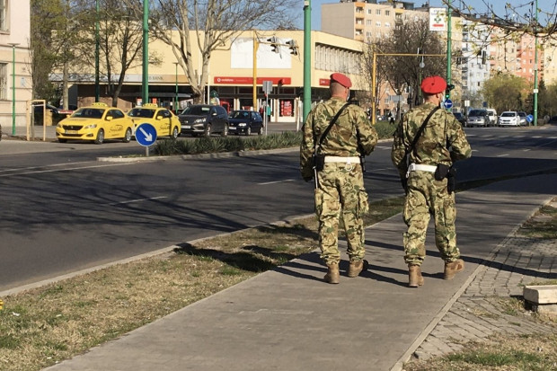 Wojsko patrolujące ulice w węgierskim Dunaújváros (Fot. leszno.pl/Dunaújváros)