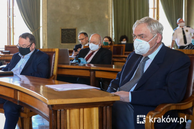 Jacek Majchrowski omówił sytuację finansową krakowskiego samorządu podczas sesji rady miasta 29 kwietnia (Fot. Bogusław Świerzowski/krakow.pl)