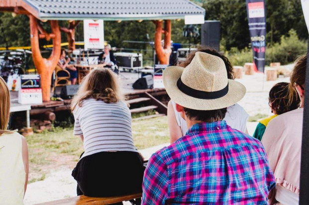 Festiwale literackie odbywają się często w plenerze, co pozwala na zachowanie odpowiedniego dystansu między ich uczestnikami i zasad bezpieczeństwa sanitarnego, uważają członkowie koalicji (fot. FestiwalGóryLiteratury/fb)