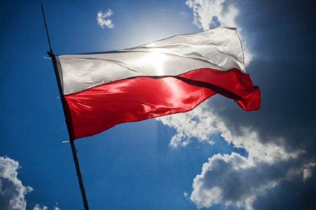 O okazanie swojego patriotyzmu i przywiązania do barw narodowych poprzez wywieszanie flag państwowych na domach czy balkonach, zaapelował do mieszkańców m.in. prezydent Białegostoku (Fot. niepodległa.gov.pl)