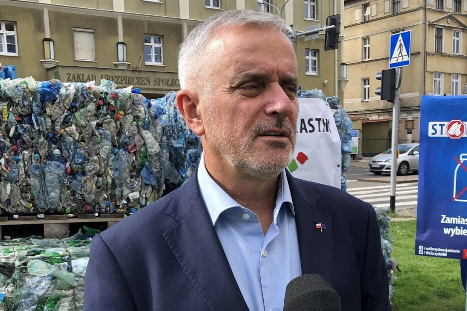 Prezydent Wałbrzycha stawał w obronie dyrektorki szpitala. Teraz tłumaczy się z zarobków. (Fot. Roman Szełemej Facebook).j Prezydent Wałbrzycha stawał w obronie dyrektorki szpitala. Teraz tłumaczy się z zarobków. (Fot. Roman Szełemej Facebook).j