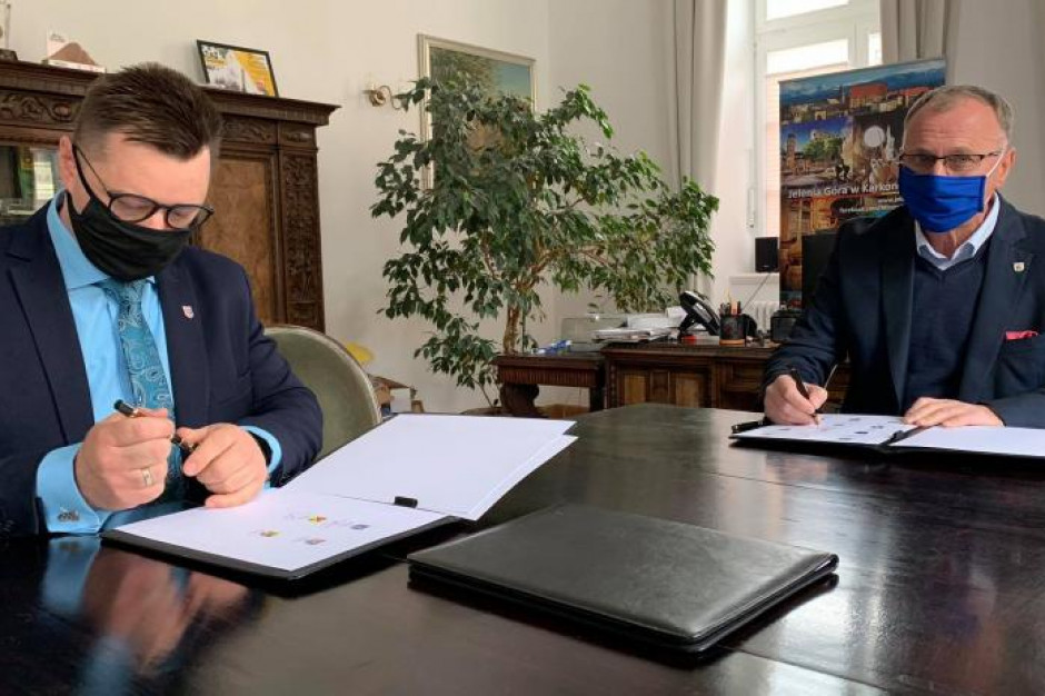 W piątek 15 maja 2020 r. deklarację podpisali starostowie powiatów złotoryjskiego oraz jeleniogórskiego (Fot. UM Jelenia Góra) W piątek 15 maja 2020 r. deklarację podpisali starostowie powiatów złotoryjskiego oraz jeleniogórskiego (Fot. UM Jelenia Góra)