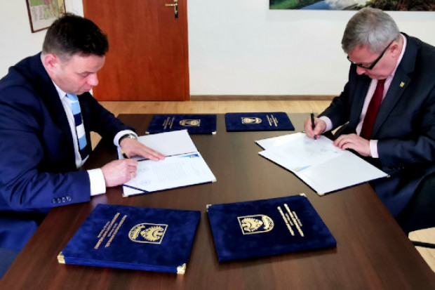 Jacek Milewski i Andrzej Petreczko podziękowali w liście byłym prezydentom i przewodniczącym rady miejskiej w Nowej Soli (fot. UM Nowa Sól)