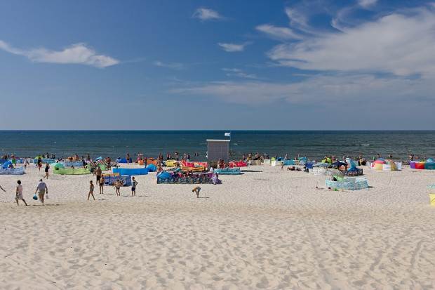 Na plażach - szczególnie w weekendy -  mimo pandemii jest tłoczno. (fot. pixabay)