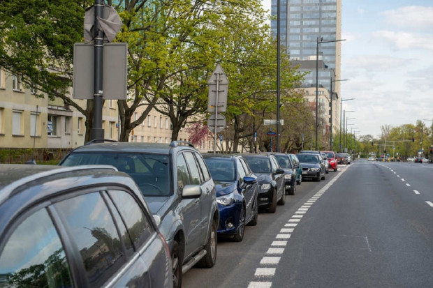 Część miast zdecydowała się odejść od parkowania na chodnikach i przenieść je na jezdnie (Fot. um.warszawa.pl)