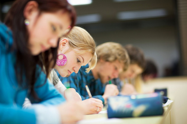 Egzamin pisemny z matematyki na poziomie podstawowym pisany jest obowiązkowo przez wszystkich maturzystów (fot.shutterstock)