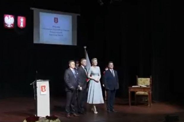 Podczas uroczystej Sesji Rady Miejskiej w Wieluniu prezydent Duda odebrał akt nadania Honorowego Obywatelstwa Wielunia. (fot. https://twitter.com/prezydentpl)