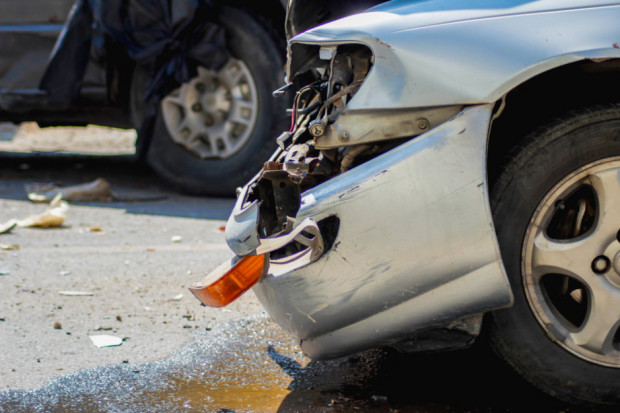 Samochód techniczny Służby Ochrony Państwa zderzył się z samochodem osobowym. (fot.shutterstock.com)