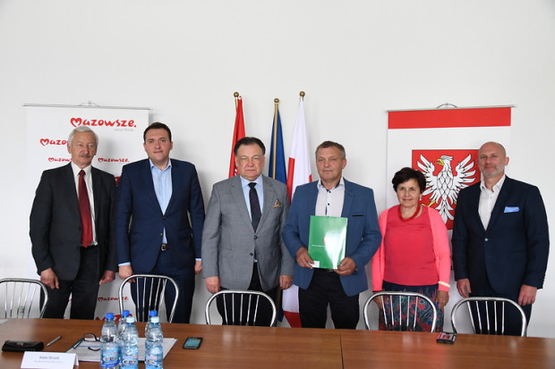 Marszałek Adam Struzik podpisał umowy z przedstawicielami 16 samorządów z subregionu warszawskiego zachodniego (Fot. mazovia.pl)