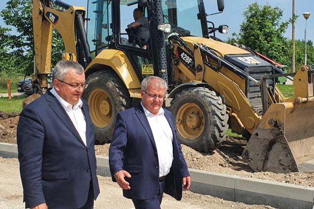Minister Adamczyk (z lewej) gościł m.in. w Węgorzewie, gdzie wizytował inwestycję drogową realizowaną przy udziale środków z rządowego programu (Fot. Szymon Huptyś/twitter)