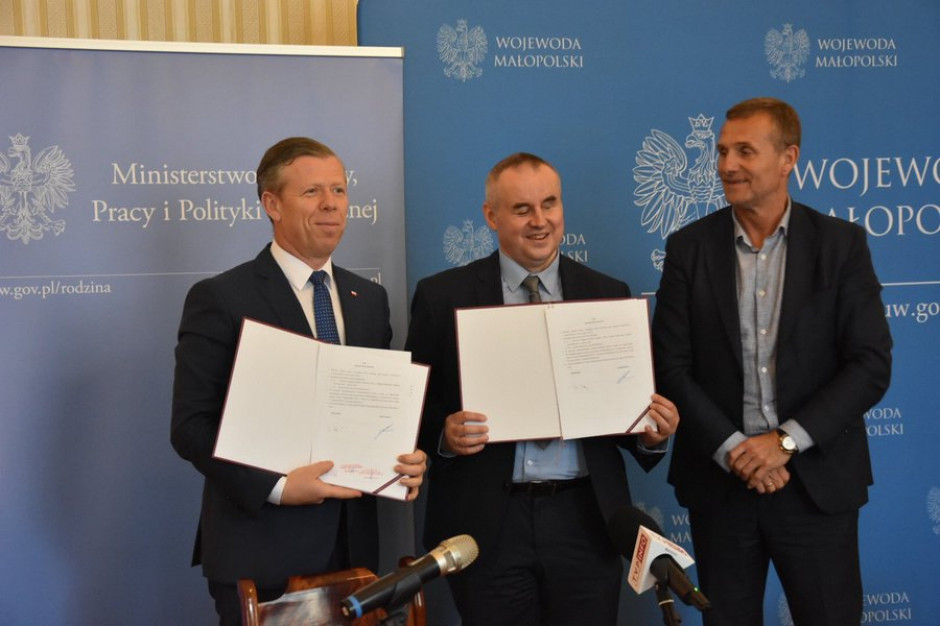 Podpisanie umowy (fot.:twitter.com/MRPiPS_GOV_PL) Podpisanie umowy (fot.:twitter.com/MRPiPS_GOV_PL)