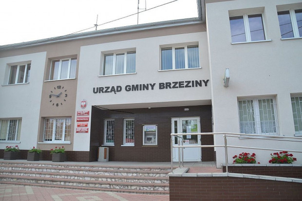 Urząd Gminy w Brzezinach (fot. brzeziny-gmina.pl)
