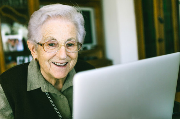 Tylko 30 proc seniorów korzysta z internetu. Większość pozostaje wykluczona cyfrowo ( fot.shutterstock)