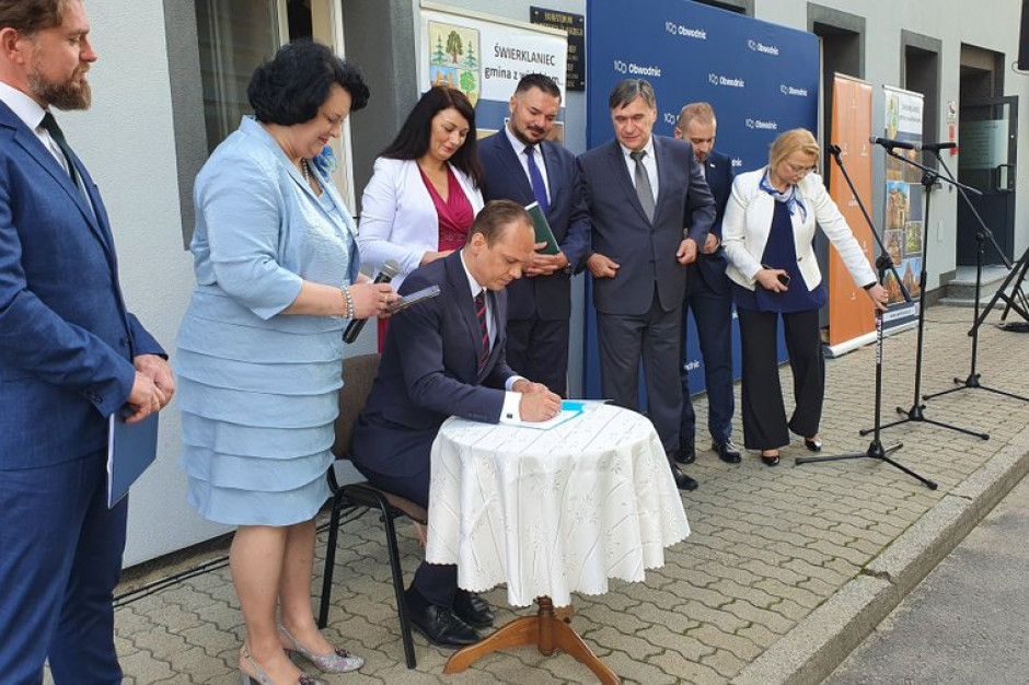 Wiceminister Rafał Weber podpisał program inwestycji dla budowy obwodnicy Nakło Śląskie i Świerklaniec  (fot. twitter.com/WeberRafal)